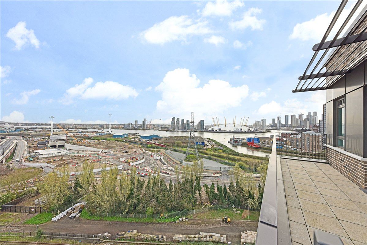 2 bedroom flat, Heartwell Avenue, London E16 - Let Agreed