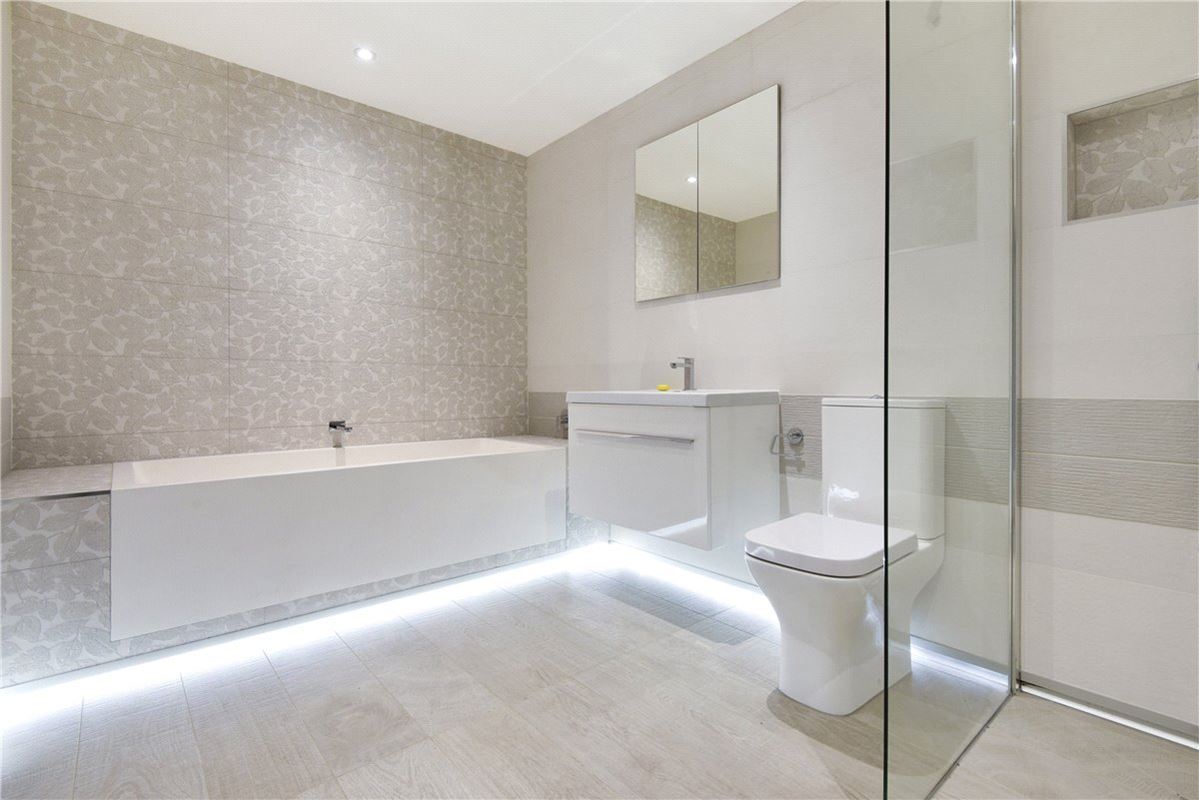 3 bedroom flat, Portland Place, Marylebone W1B - Available