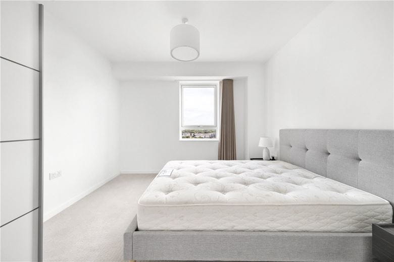 3 bedroom flat, Heartwell Avenue, London E16 - Available