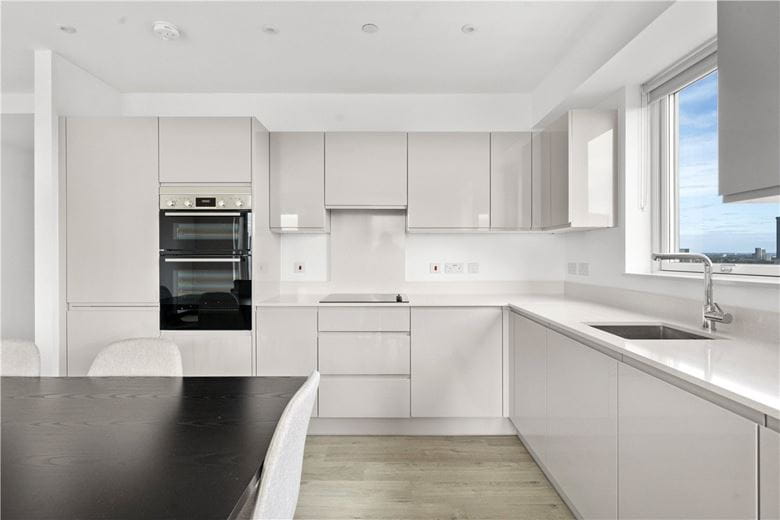 3 bedroom flat, Heartwell Avenue, London E16 - Available