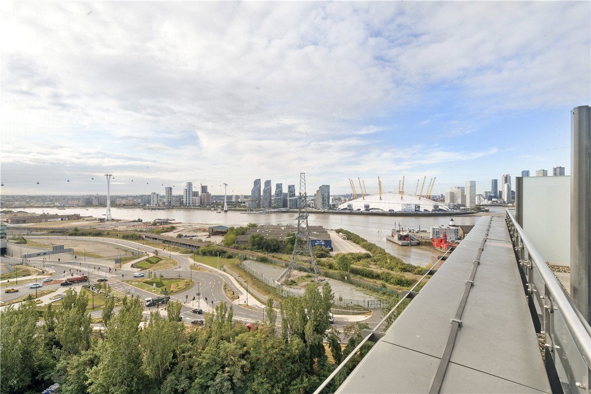 3 bedroom flat, Heartwell Avenue, London E16 - Available