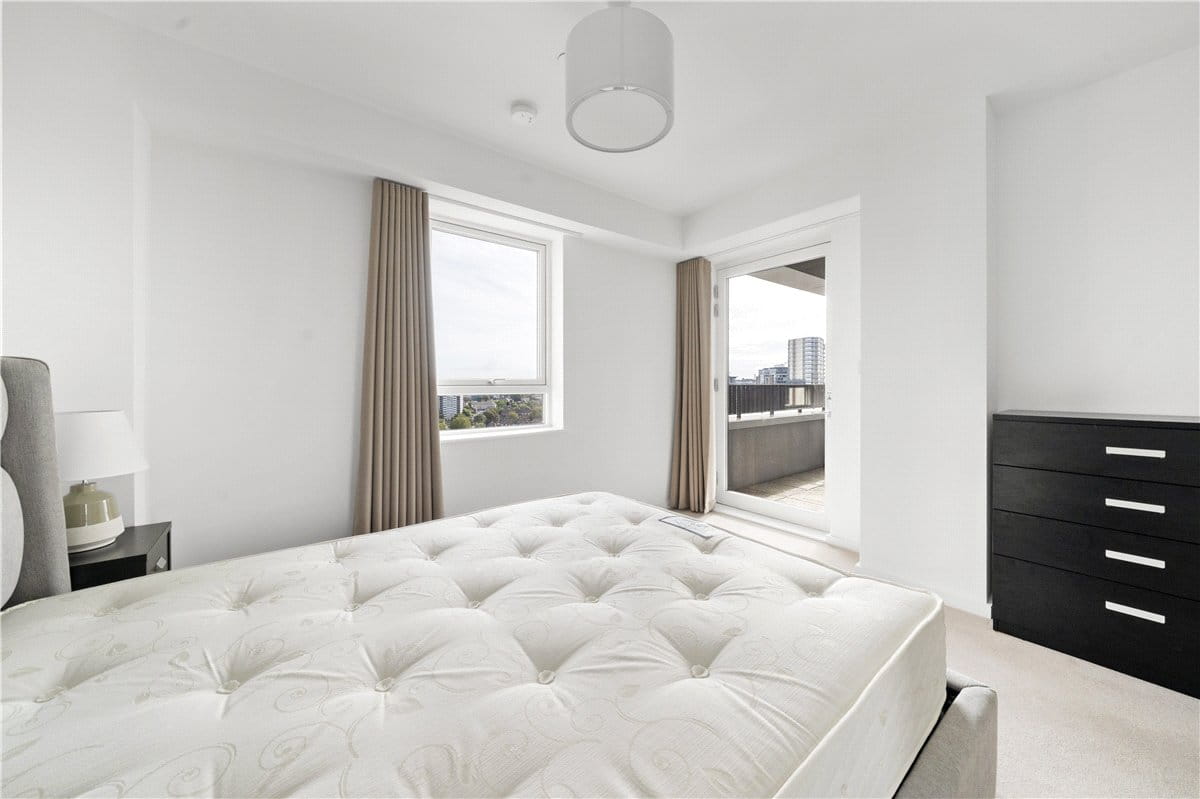 3 bedroom flat, Heartwell Avenue, London E16 - Available