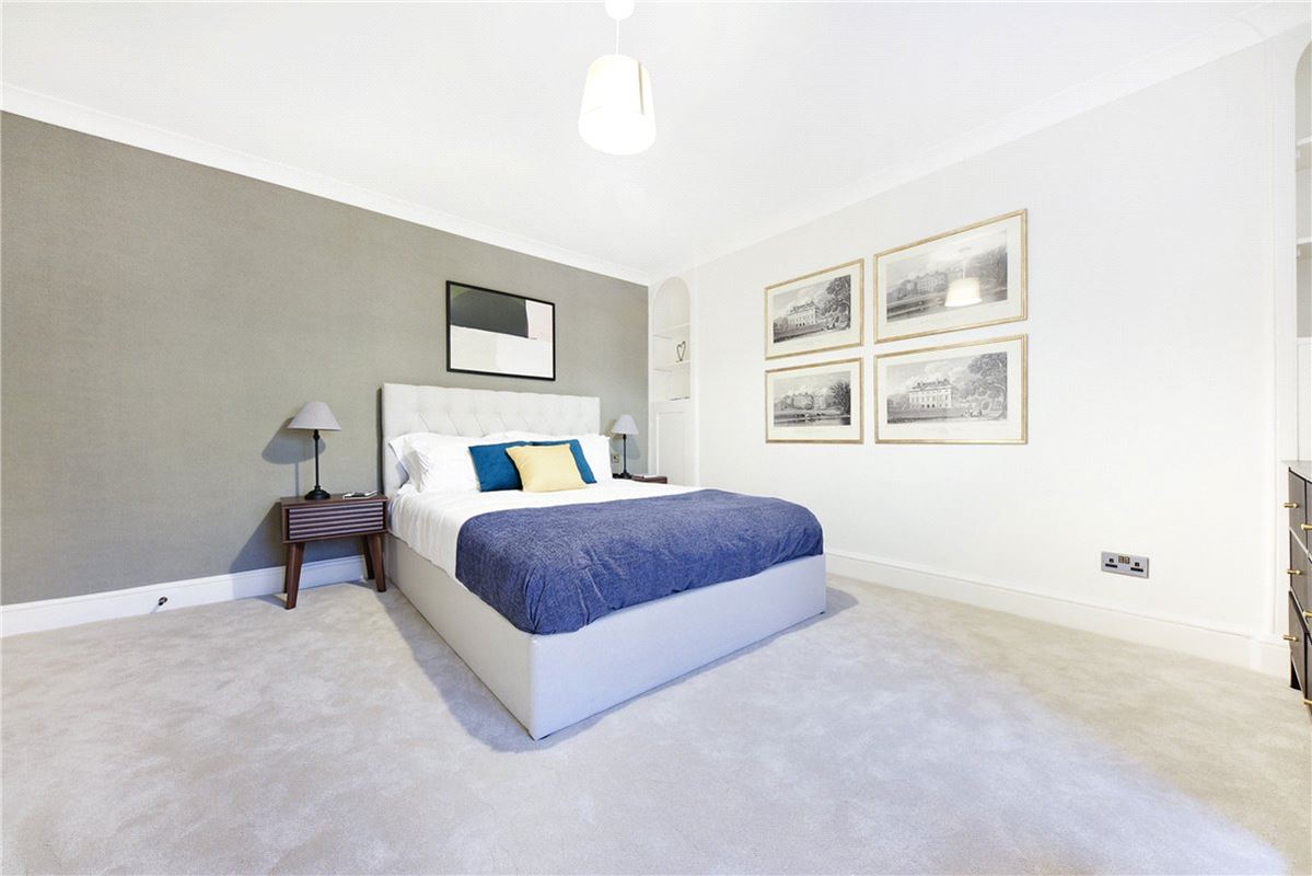 4 bedroom flat, Harley Street, Marylebone W1G - Available