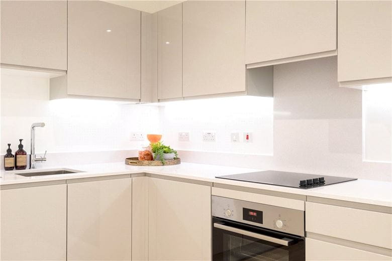 2 bedroom flat, Heartwell Avenue, London E16 - Available