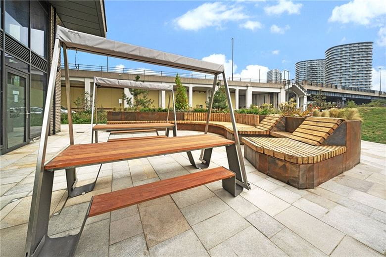 2 bedroom flat, Heartwell Avenue, London E16 - Available