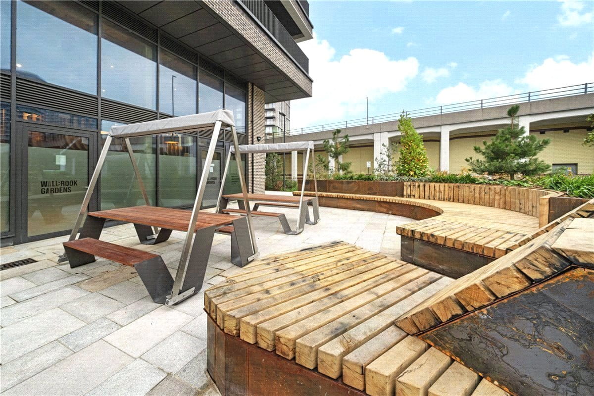 2 bedroom flat, Heartwell Avenue, London E16 - Available