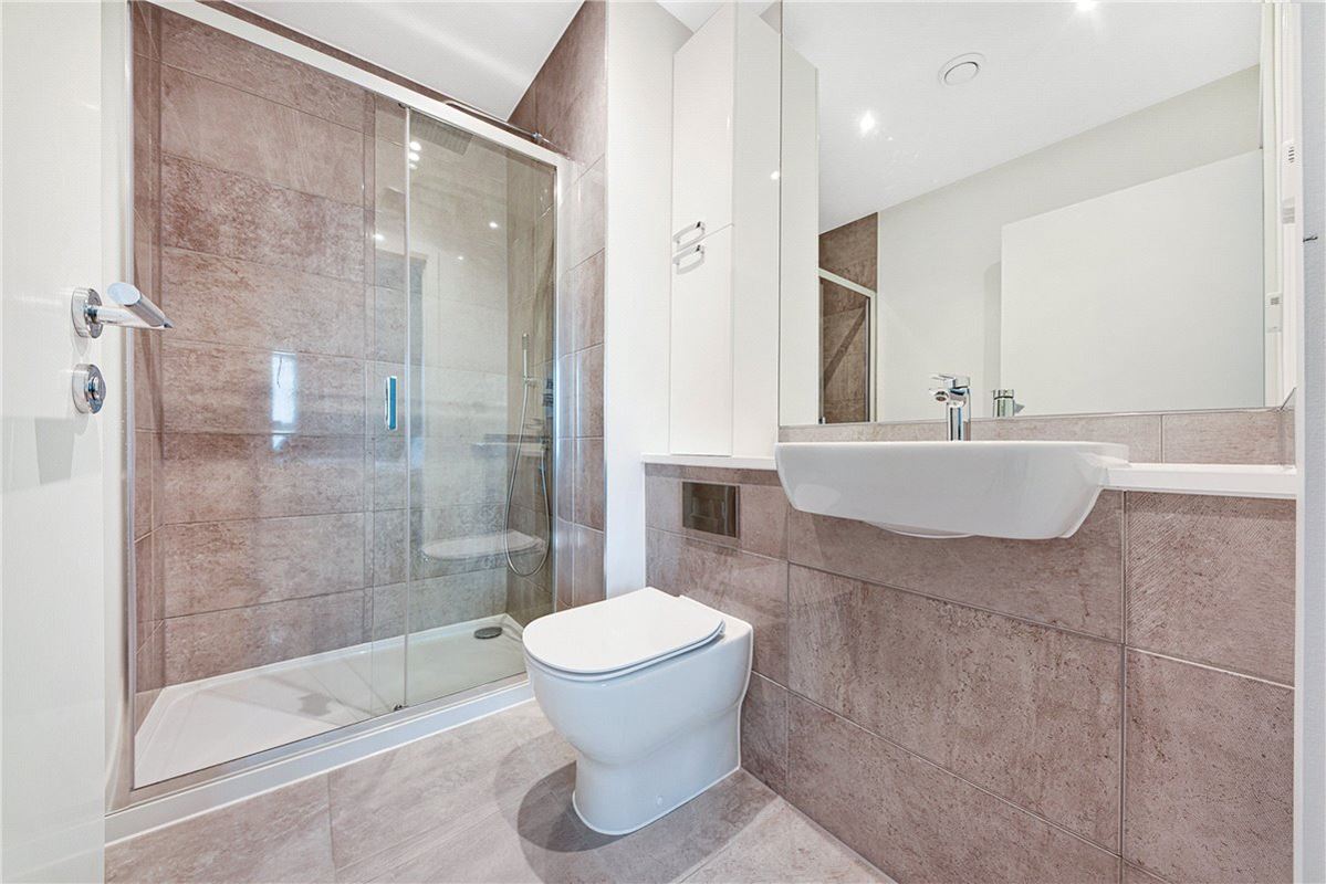 2 bedroom flat, Heartwell Avenue, London E16 - Available