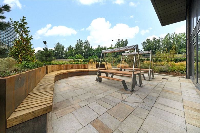 3 bedroom flat, Heartwell Avenue, London E16 - Available