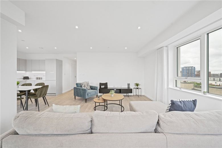 3 bedroom flat, Heartwell Avenue, London E16 - Available