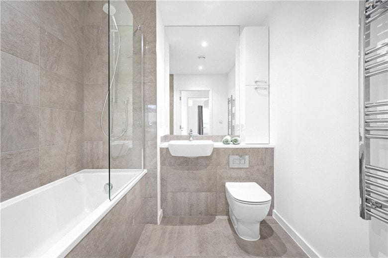 3 bedroom flat, Heartwell Avenue, London E16 - Available