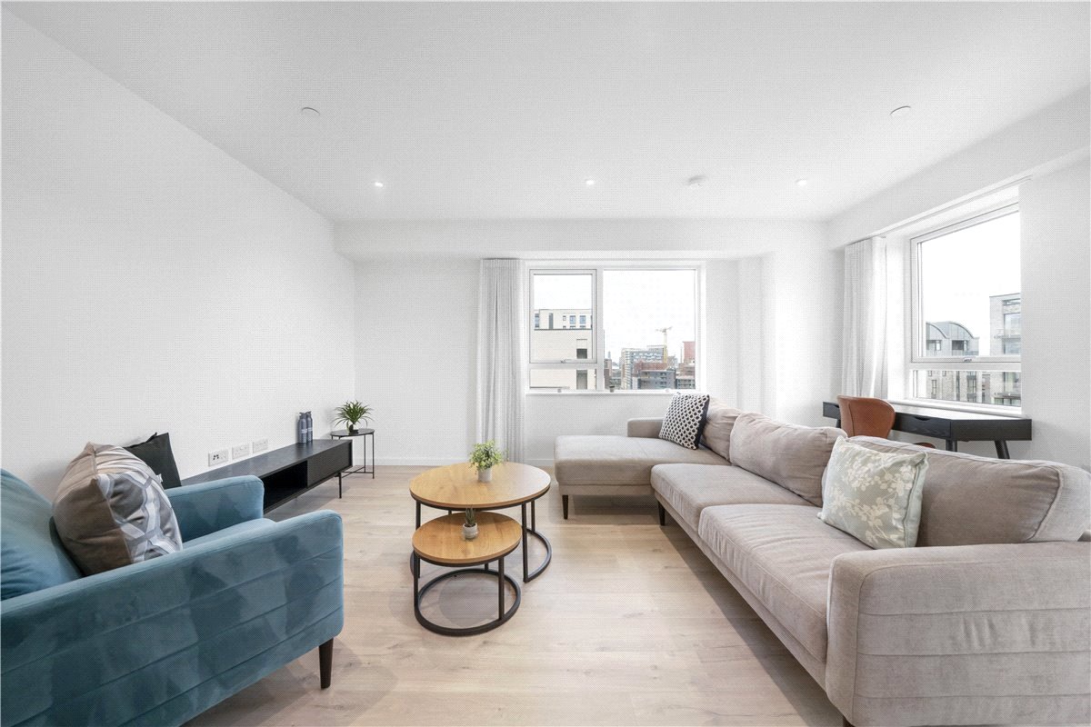 3 bedroom flat, Heartwell Avenue, London E16 - Available