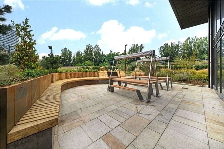 3 bedroom flat, Heartwell Avenue, London E16 - Available