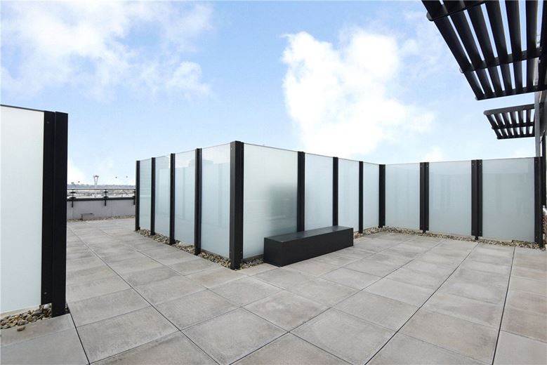 2 bedroom flat, Heartwell Avenue, London E16 - Available