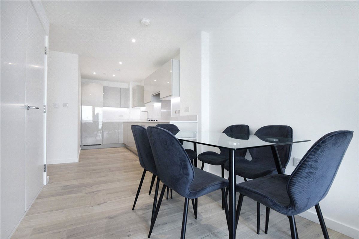 2 bedroom flat, Heartwell Avenue, London E16 - Available