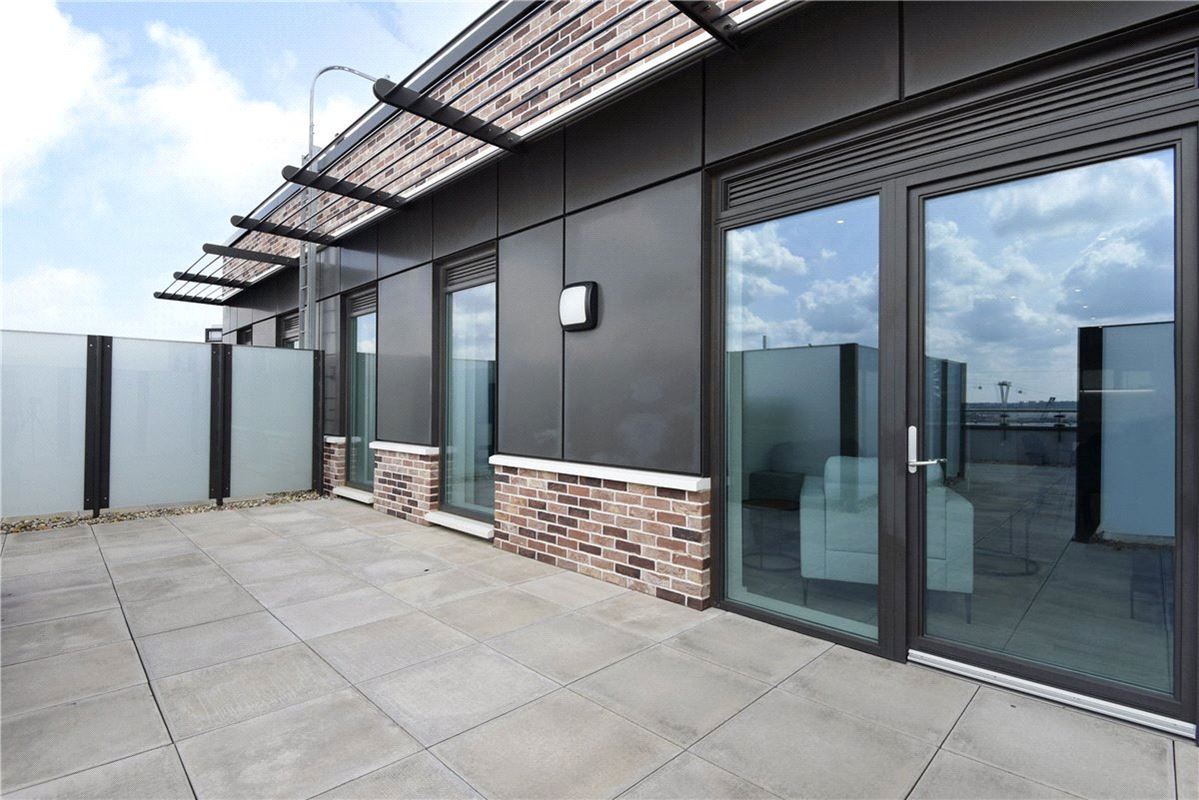 2 bedroom flat, Heartwell Avenue, London E16 - Available