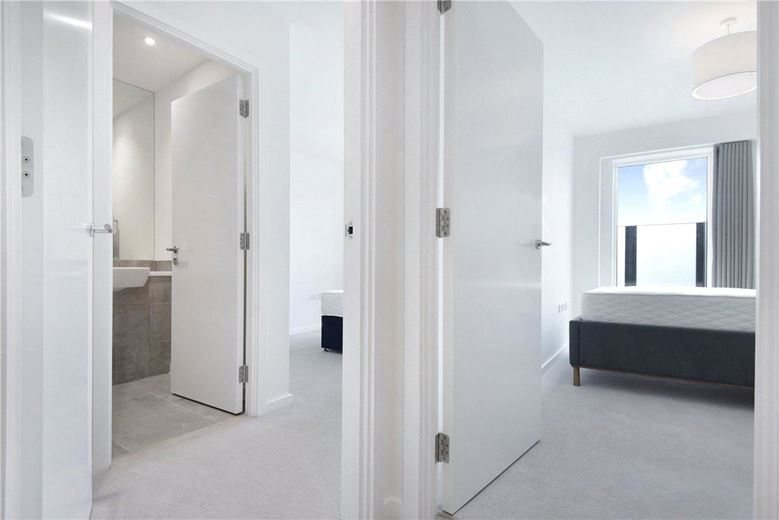 2 bedroom flat, Heartwell Avenue, London E16 - Available