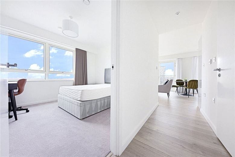 2 bedroom flat, Heartwell Avenue, London E16 - Available