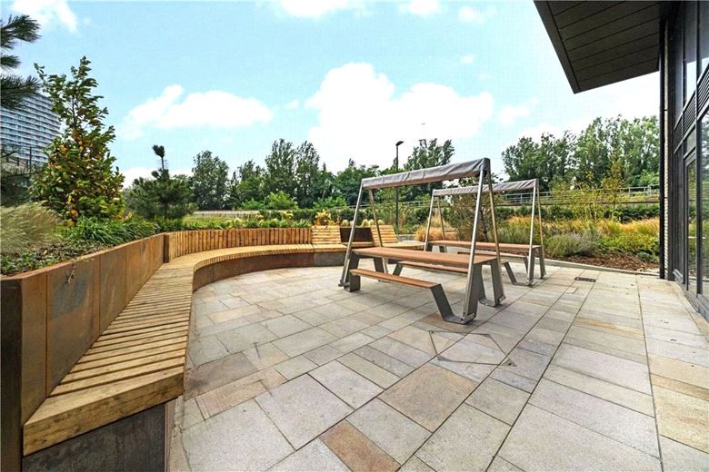 2 bedroom flat, Heartwell Avenue, London E16 - Available