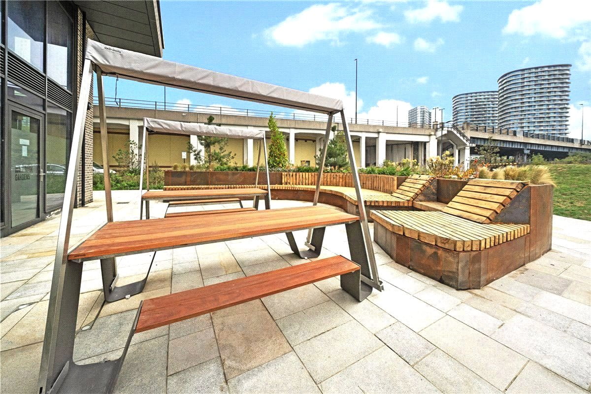 2 bedroom flat, Heartwell Avenue, London E16 - Available