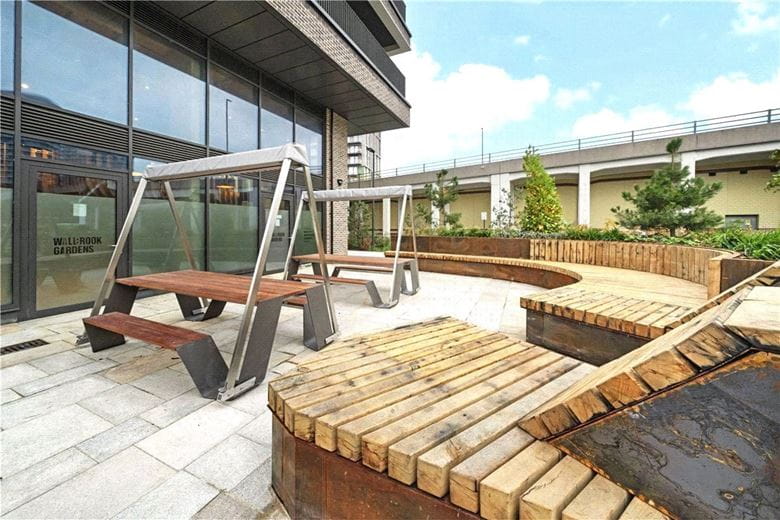 2 bedroom flat, Heartwell Avenue, London E16 - Available