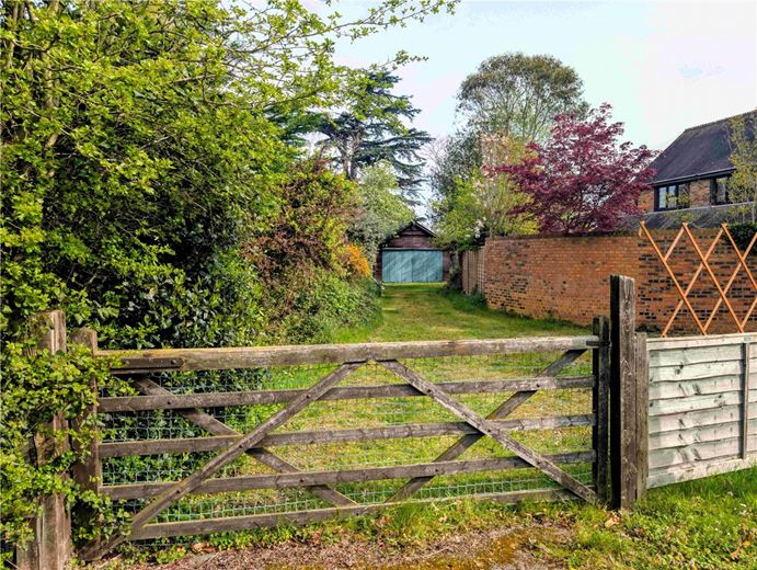 4 bedroom house, Reading Road, Sherfield-on-Loddon RG27 - Available