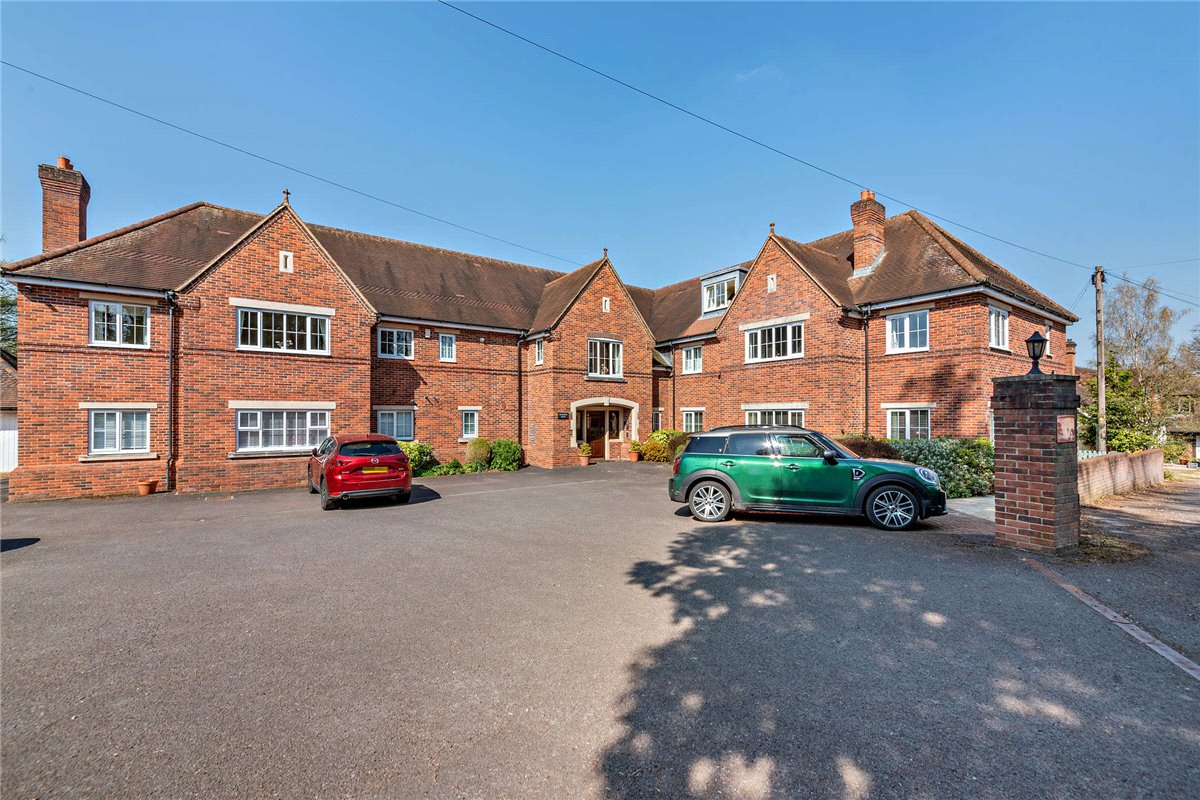 3 bedroom flat, Woodridge, Newbury RG14 - Available