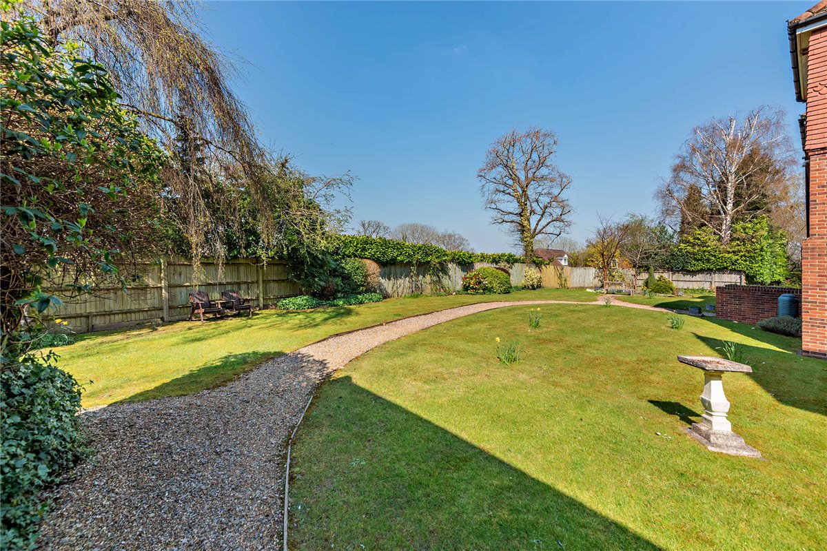 3 bedroom flat, Woodridge, Newbury RG14 - Available