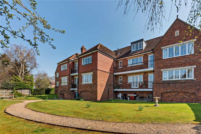 3 bedroom flat, Woodridge, Newbury RG14 - Available