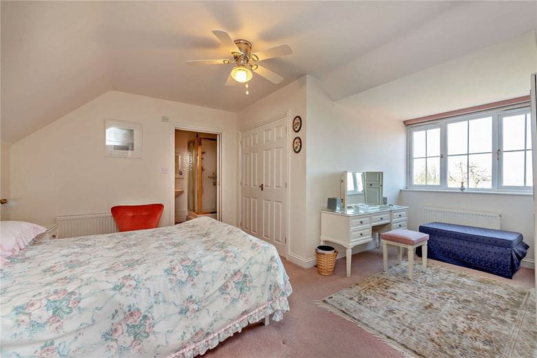 3 bedroom flat, Woodridge, Newbury RG14 - Available