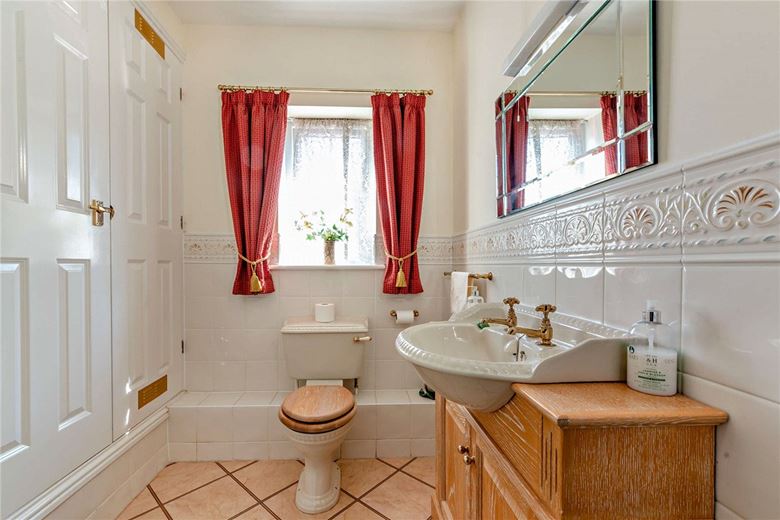 3 bedroom flat, Woodridge, Newbury RG14 - Available