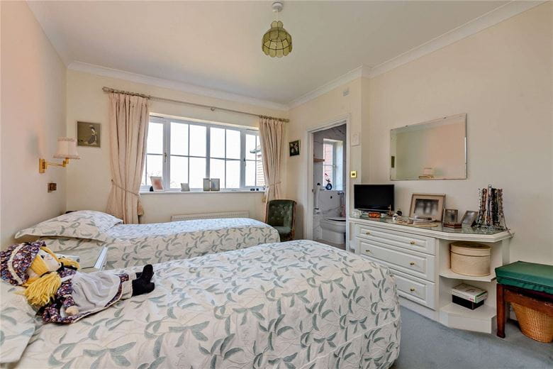 3 bedroom flat, Woodridge, Newbury RG14 - Available