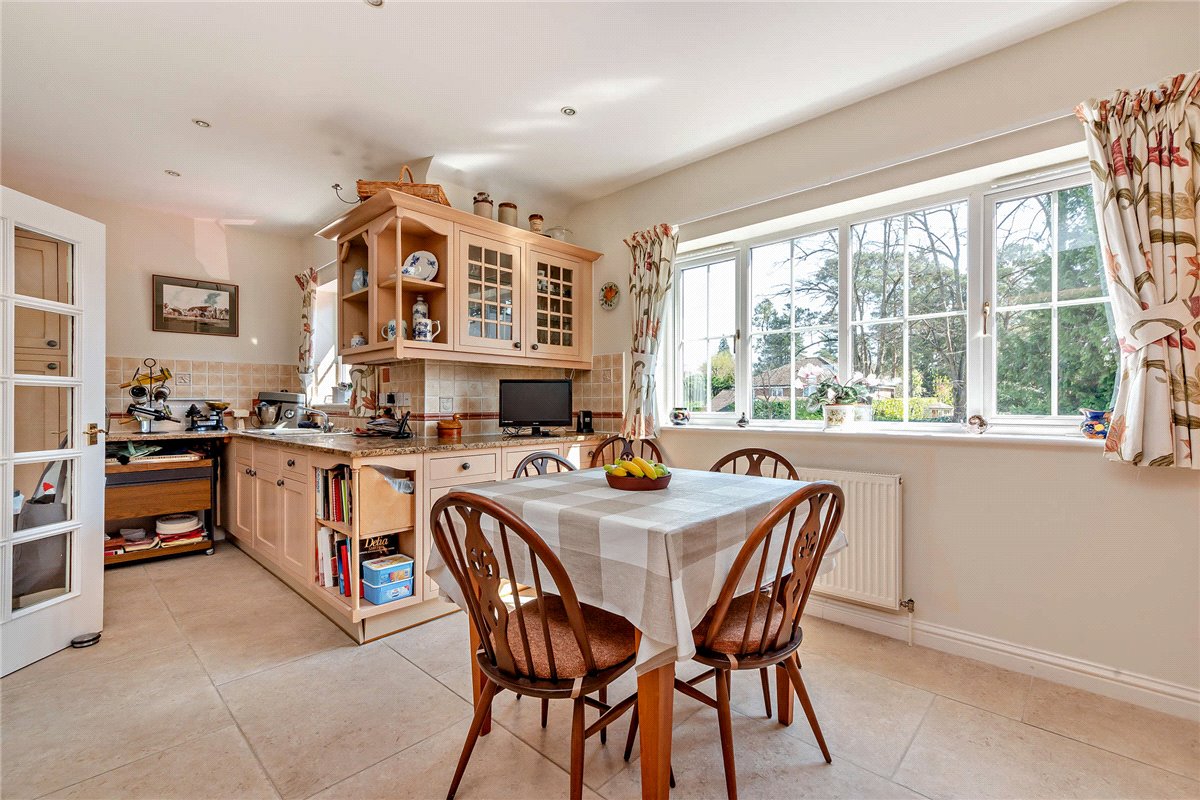 3 bedroom flat, Woodridge, Newbury RG14 - Available