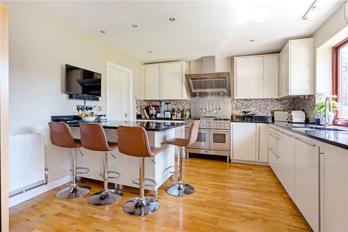 4 bedroom bungalow, Bucklebury Alley, Cold Ash RG18 - Available