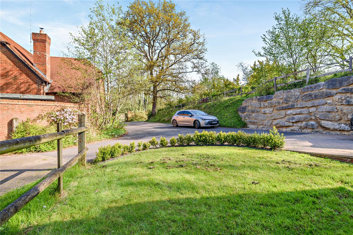 4 bedroom house, Crookham Hill, Crookham Common RG19 - Available