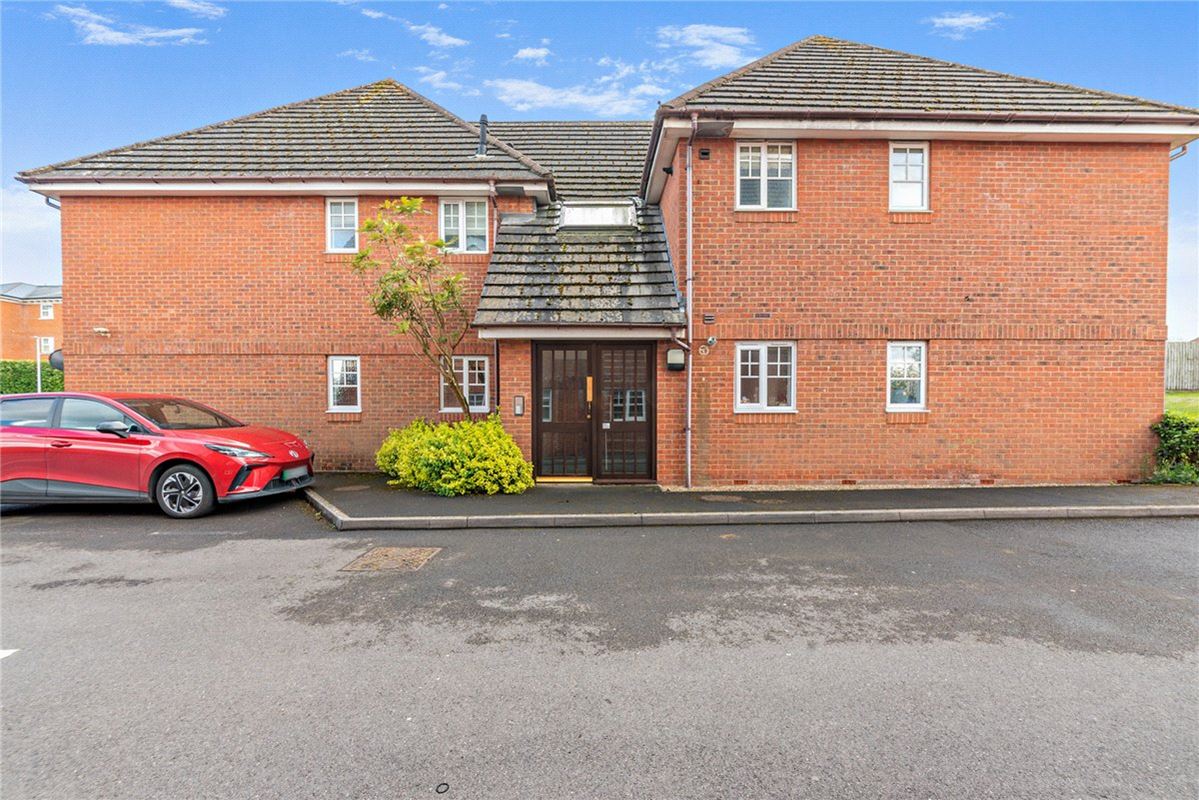 2 bedroom flat, Newtown Road, Newbury RG14 - Available