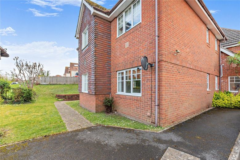 2 bedroom flat, Newtown Road, Newbury RG14 - Available