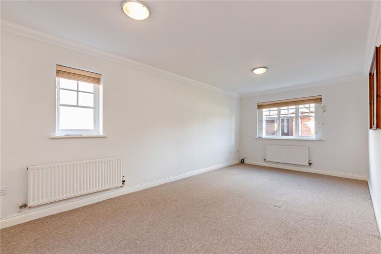 2 bedroom flat, Newtown Road, Newbury RG14 - Available