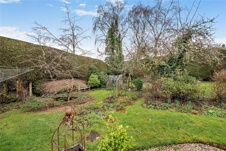 5 bedroom house, Andover Road, Newbury RG14 - Available