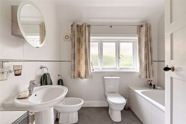 5 bedroom house, Andover Road, Newbury RG14 - Available