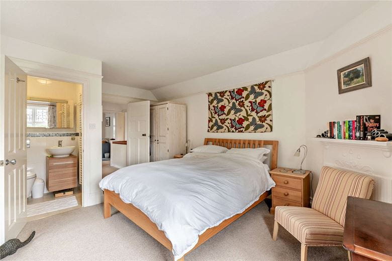 5 bedroom house, Andover Road, Newbury RG14 - Available