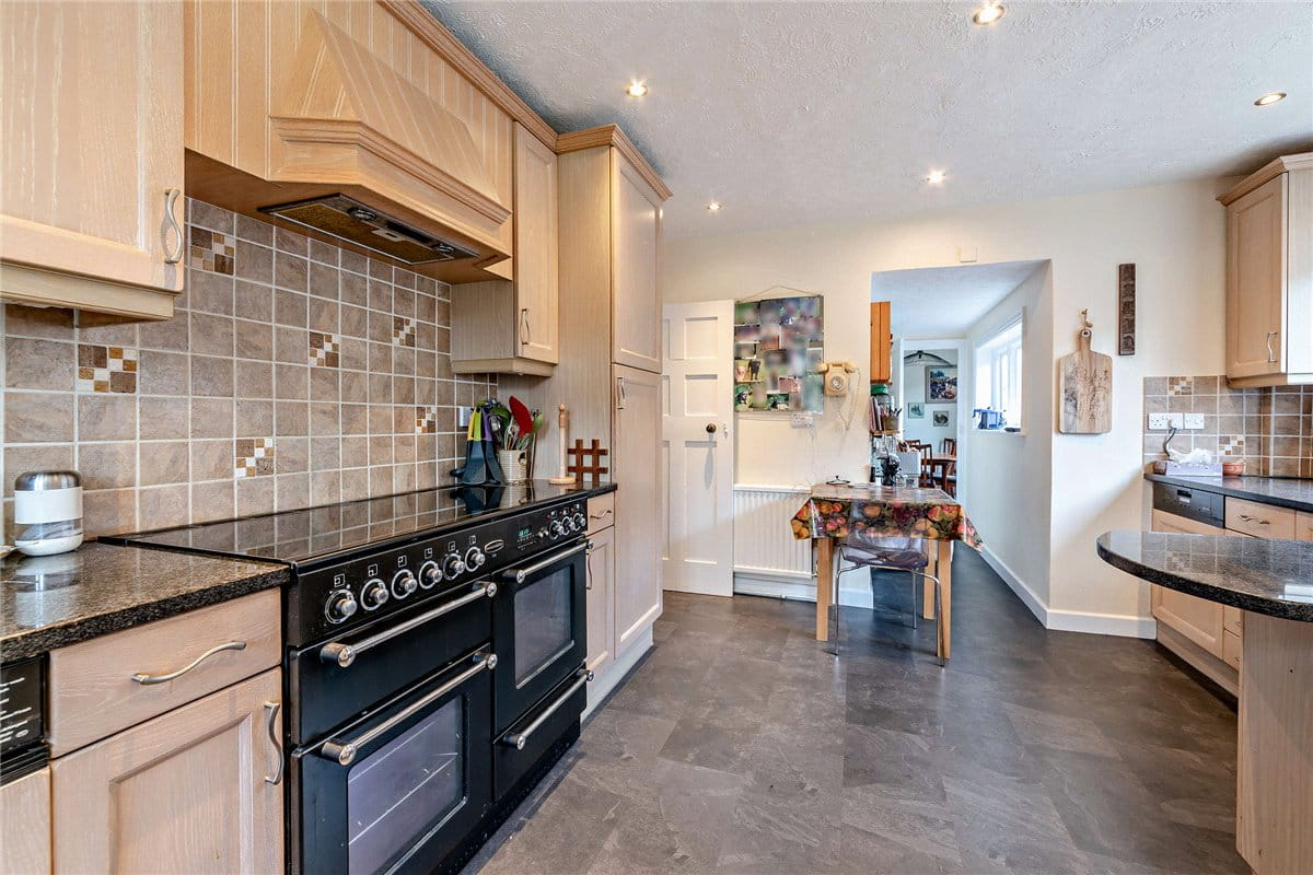 5 bedroom house, Andover Road, Newbury RG14 - Available
