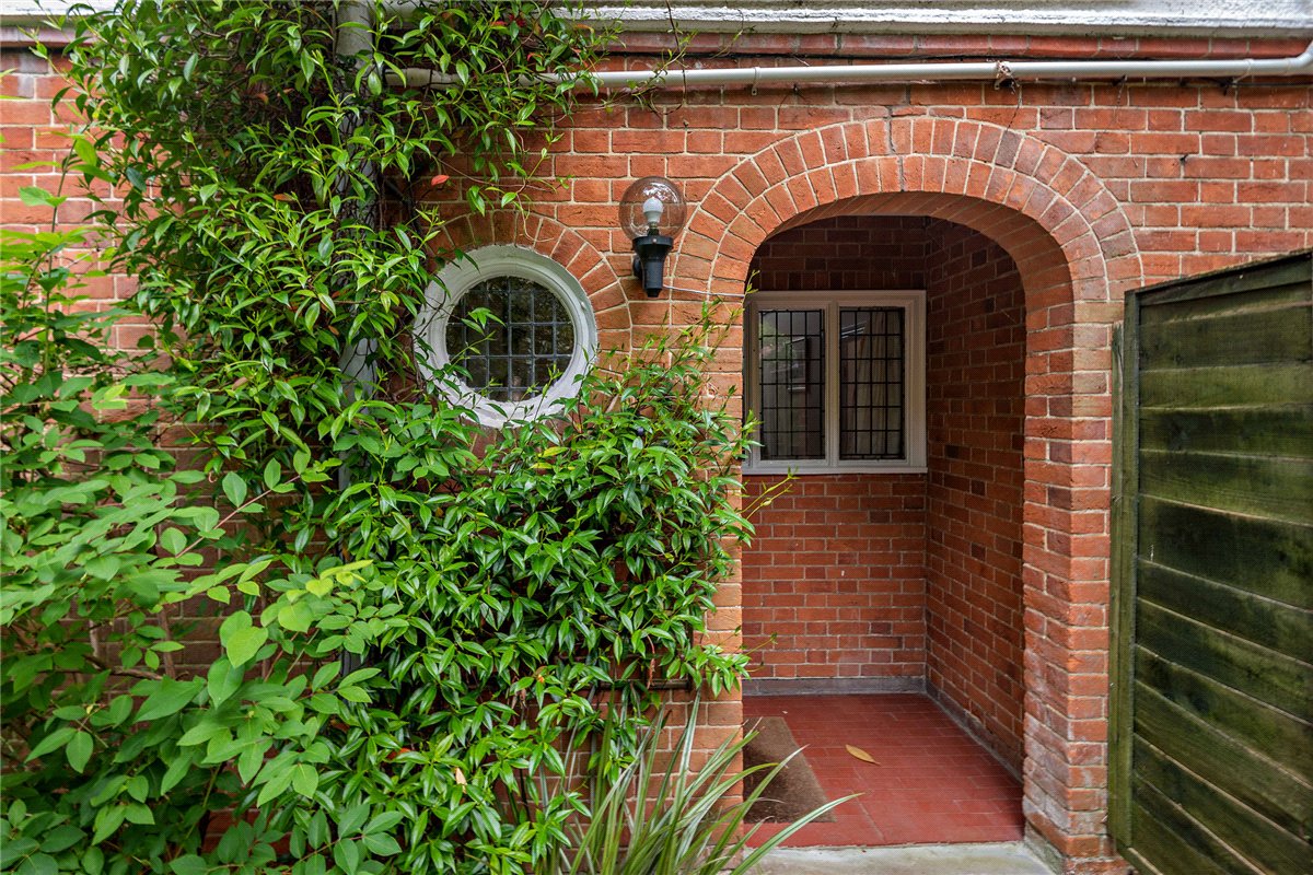 5 bedroom house, Andover Road, Newbury RG14 - Available
