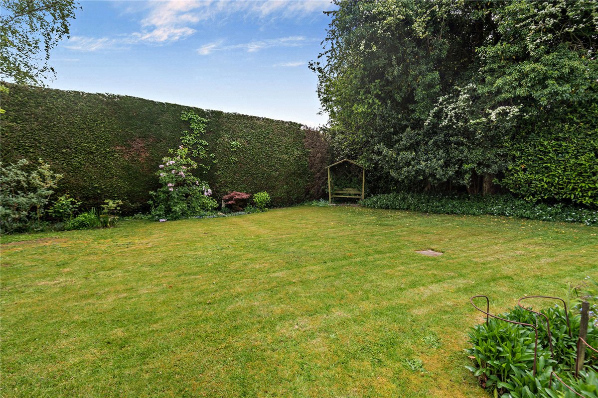 5 bedroom house, Andover Road, Newbury RG14 - Available