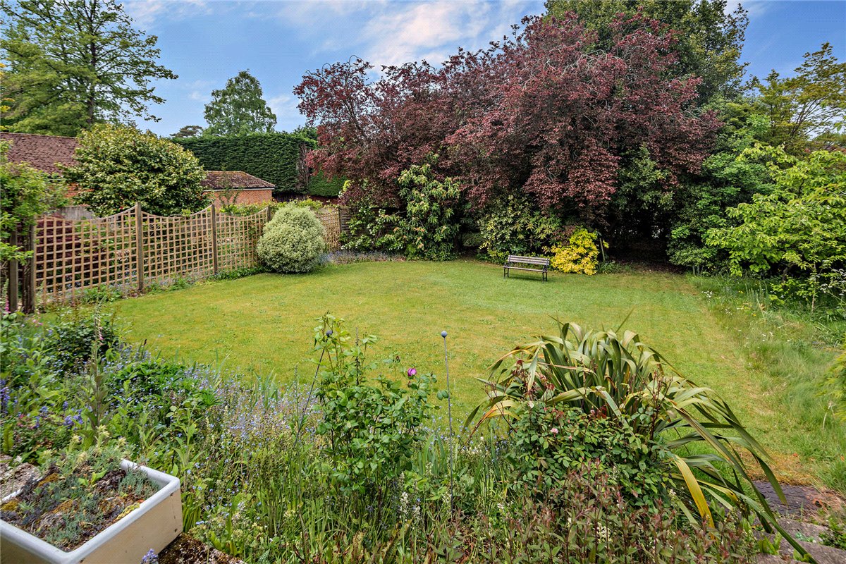 5 bedroom house, Andover Road, Newbury RG14 - Available