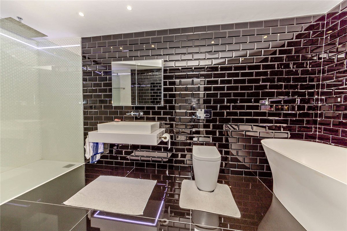 5 bedroom house, Newbury Road, Headley RG19 - Available