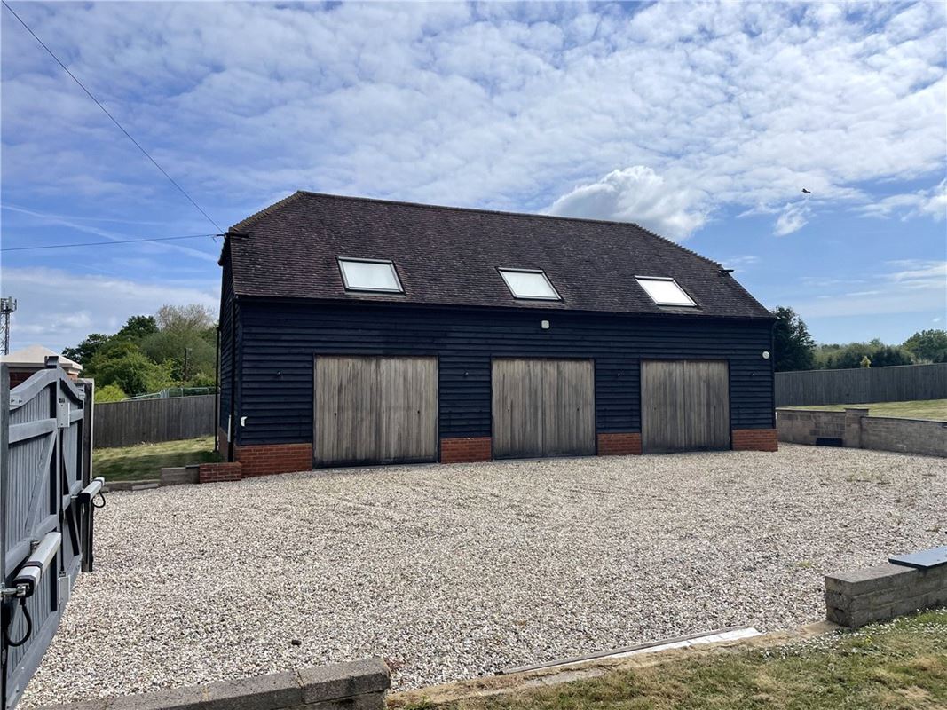 5 bedroom house, Newbury Road, Headley RG19 - Available
