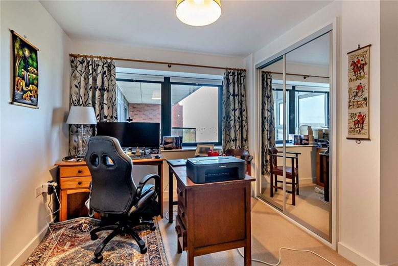 2 bedroom flat, Kingman Way, Newbury RG14 - Available