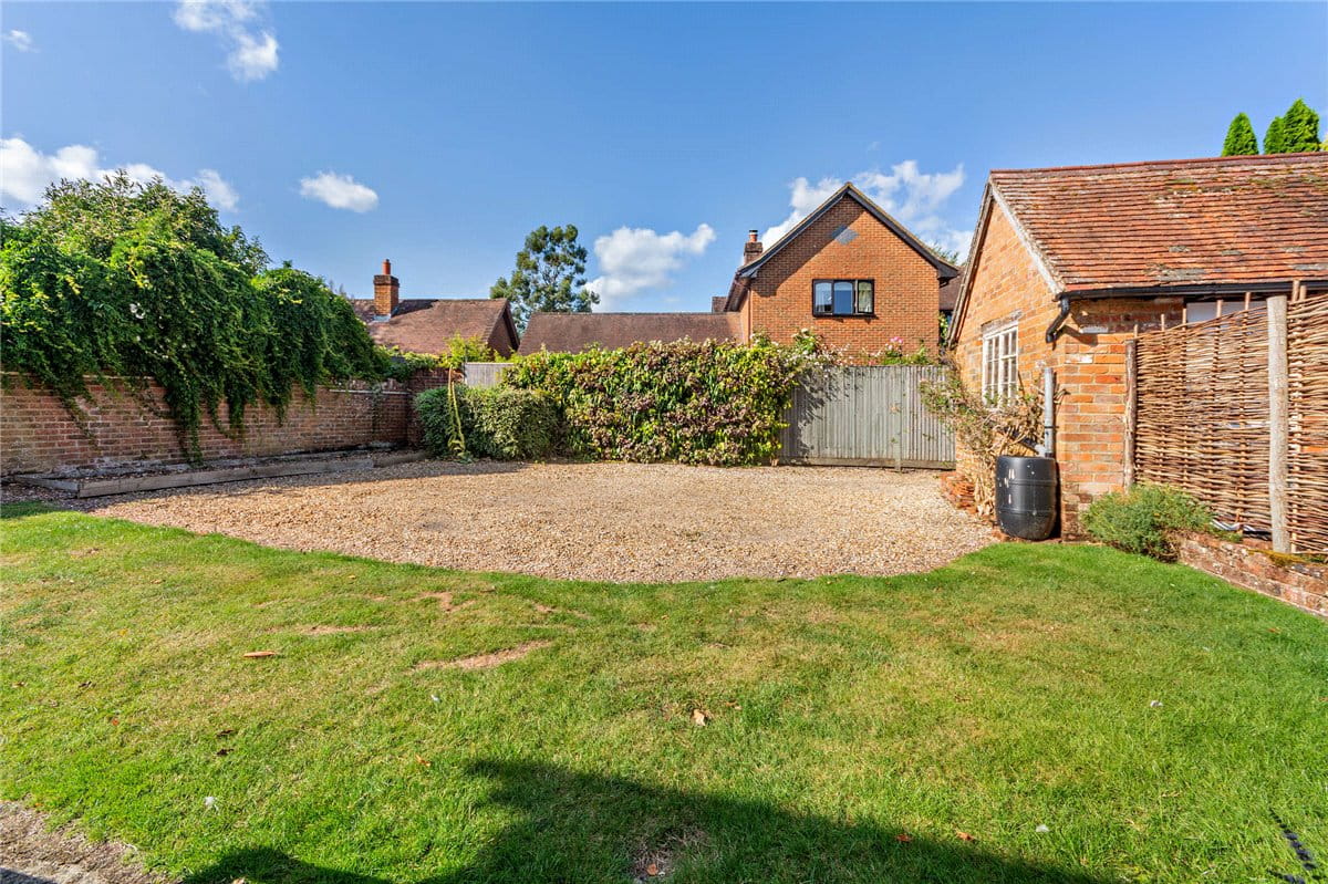 3 bedroom house, Newbury Road, Kingsclere RG20 - Sold STC