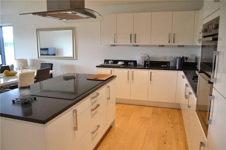 3 bedroom flat, Frankel House, Kingman Way RG14 - Available