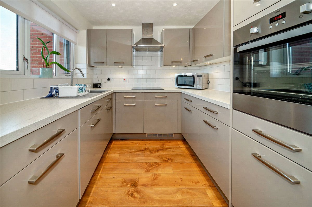 2 bedroom flat, West Street, Newbury RG14 - Available